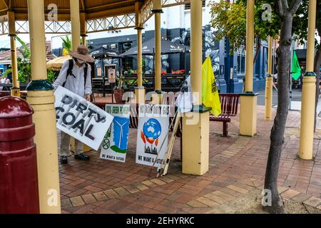 Melbourne, Australien. Februar 2021, 20th. Ein Aktivist der Extinction Rebellion hält während der Demonstration ein Plakat auf der Bentleigh Plaza.Extinction Rebellion Aktivisten gingen auf die Straße in Bentleigh Shopping Strip, Melbourne Australien, nahmen etwa 10 Menschen an einer kleinen Kundgebung Teil, die eine Fußgängerüberfahrt als Plattform für das Senden von Nachrichten zum Klimawandel nutzte. Jedes rote Licht wurde verwendet, um vor Autos mit Bannern zu stehen. Kredit: SOPA Images Limited/Alamy Live Nachrichten Stockfoto