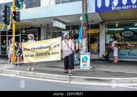 Melbourne, Australien. Februar 2021, 20th. Extinction Rebellion (XR)-Aktivisten halten während der Demonstration ein Transparent an der Straße.Extinction Rebellion-Aktivisten gingen auf die Straße in Bentleigh, Melbourne, Australien, nahmen etwa 10 Menschen an einer kleinen Kundgebung Teil und nutzten einen Fußgängerübergang als Plattform, um die Botschaft des Klimawandels zu senden. Jedes rote Licht wurde verwendet, um vor Autos mit Bannern zu stehen. Kredit: SOPA Images Limited/Alamy Live Nachrichten Stockfoto