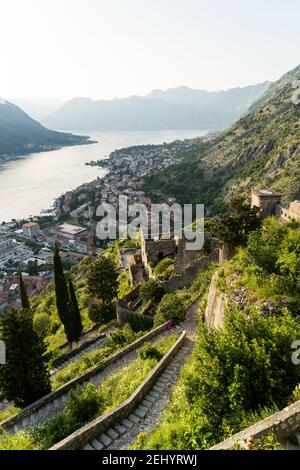 Erkunden Sie das idyllische Kotor in Montenegro an einem sonnigen Tag. Stockfoto