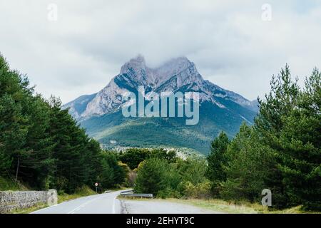 Blick auf die Berge von Pedraforca im Herbst, katalanische Pyrenäen, Spanien Stockfoto