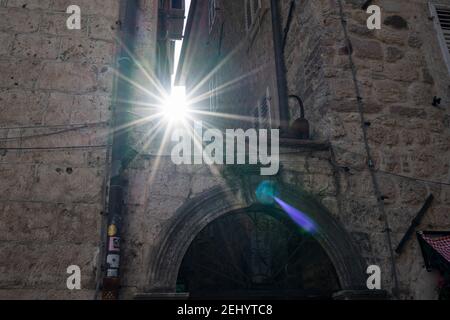 Erkunden Sie das idyllische Kotor in Montenegro an einem sonnigen Tag. Stockfoto