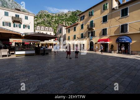 Erkunden Sie das idyllische Kotor in Montenegro an einem sonnigen Tag. Stockfoto