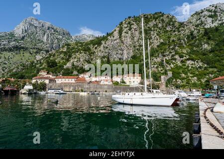 Erkunden Sie das idyllische Kotor in Montenegro an einem sonnigen Tag. Stockfoto