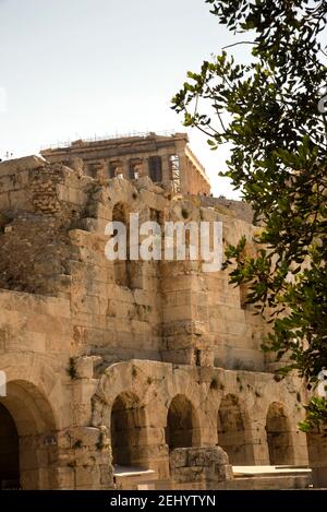 Athener Akropolis Steinbogeneingang zum Odeon des Herodes Atticus und zum Parthenon in Griechenland. Stockfoto