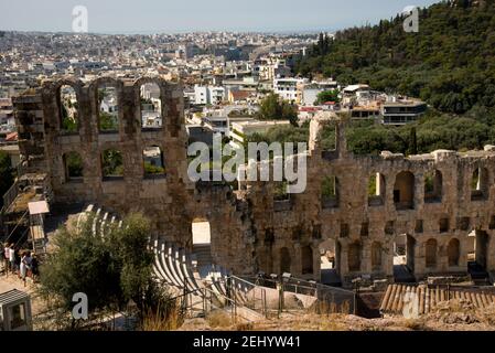 Das Odeon des Herodes an der Athener Akropolis hält noch Live-Aufführungen in diesem Freilichttheater in Athen, Griechenland. Stockfoto