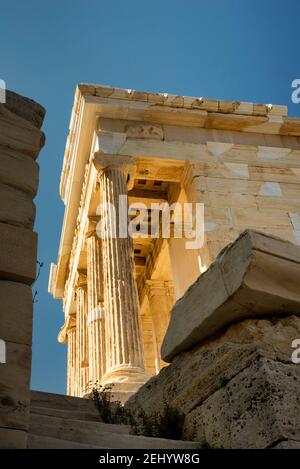 Ionische kannelierte Säulen des Tempels der Athena Nike auf der Akropolis in Athen, Griechenland. Stockfoto