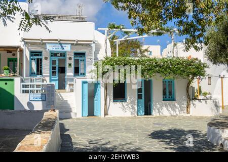 Folegandros, Griechenland - 25. September 2020: Wunderschöne kykladische Architektur in Chora, der Hauptstadt der Insel Folegandros. Stockfoto