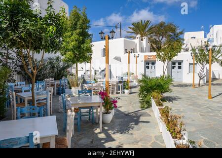 Folegandros, Griechenland - 25. September 2020: Restaurant Tische und Stühle in einem charmanten Platz in der Stadt Chora auf der Insel Folegandros. Stockfoto