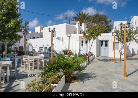 Folegandros, Griechenland - 25. September 2020: Ein charmanter Platz mit Restaurant in der Stadt Chora auf der Insel Folegandros. Stockfoto