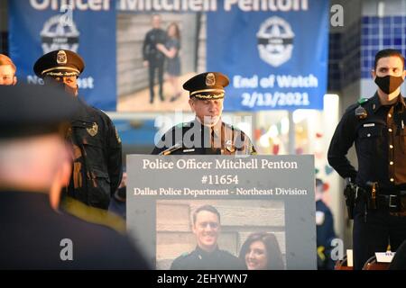 Dallas, Texas, USA. Februar 2021, 19th. Bill GRIFFITH, stellvertretender Polizeichef von Dallas, spricht bei einer Kerzenlicht-Mahnwache für den getöteten Offizier Mitchell Penton.der 27-jährige Offizier MITCHELL PENTON arbeitete an der Szene eines Fahrzeugzusammenstoßes in den nordgebundenen Gassen des North Central Expressway in der Walnut Hill Lane. Er sicherte den Verkehr mit den Notlichtern seines Patrouillenwagens, als ein Fahrzeug, das von einem betrunkenen Fahrer mit hoher Geschwindigkeit gefahren wurde, auf die Rückseite seines Patrouillenwagens traf. Der Zusammenstoß stieß den Polizeiwagen in den Offizier Penton.Phillip Bernard Mabry Jr., 32, blieb mit Kaution im Gefängnis Stockfoto