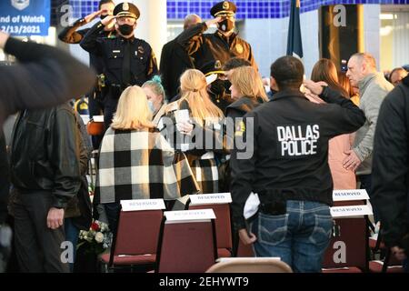 Dallas, Texas, USA. Februar 2021, 19th. NOEL PENTON, Witwe des Dallas Police Office MITCHELL PENTON wird von einem Familienmitglied getröstet, als sie eine Kerzenlichtmahnwache für ihren getöteten Ehemann betritt.Officer MITCHELL PENTON, 27 Jahre alt, Arbeitete die Szene eines Fahrzeugzusammenstoßes in den nordgebundenen Spuren des North Central Expressway an Walnut Hill Lane. Er sicherte den Verkehr mit den Notlichtern seines Patrouillenwagens, als ein Fahrzeug, das von einem betrunkenen Fahrer mit hoher Geschwindigkeit gefahren wurde, auf die Rückseite seines Patrouillenwagens traf. Der Zusammenstoß stieß den Polizeiwagen in den Offizier Penton.Phillip Bernard Stockfoto