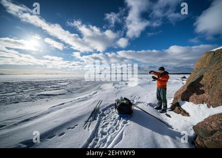 Eine Pause beim Skitourengehen im Espoo-Archipel, Finnland Stockfoto