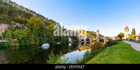 Cahors und die Valentré-Brücke am Fluss Lot in Okzitanien, Frankreich Stockfoto