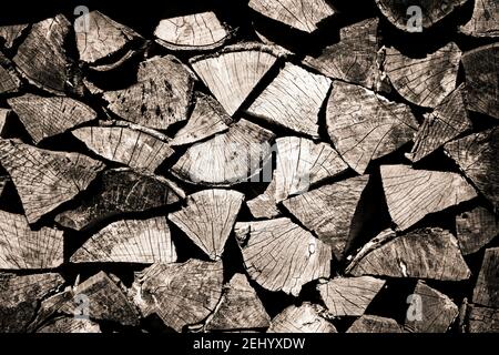 Gestapelte Kaminholzstücke mit natürlichen Texturen und Mustern in einer rustikalen Umgebung Stockfoto