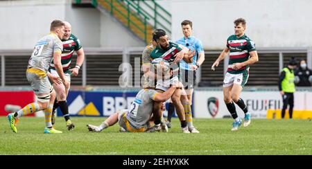 20th. Februar 2021; Welford Road Stadium, Leicester, Midlands, England; Premiership Rugby, Leicester Tigers gegen Wespen; Zack Henry von Leicester Tigers wird von Tommy Taylor von Wesps angegangen Stockfoto