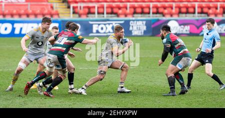 20th. Februar 2021; Welford Road Stadium, Leicester, Midlands, England; Premiership Rugby, Leicester Tigers gegen Wespen; Brad Waspenschilde bricht mit dem Ball nach vorne Stockfoto