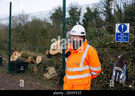 Aylesbury, Buckinghamshire, Großbritannien. 20th. Februar 2021. HS2 Ltd haben diese Woche ein Waldgebiet in Aylesbury übernommen und in den wunderschönen Spinney-Wäldern spät in der Nacht und bis in die frühen Morgenstunden riesige, reife Bäume gefällt. HS2 waren nicht in der Lage, eine Kopie der Natural England Lizenz, die sie haben müssen, damit diese Arbeit stattfinden, wie Fledermauswurzeln werden geglaubt, um in den Wäldern vorhanden sein. HS2 Sicherheitskräfte bewachen den Wald 24/7 und benutzen auch bösartige Hunde, um ihr nahegelegenes Gelände zu bewachen. Die Hochgeschwindigkeitsstrecke 2 von London nach Birmingham ist eine riesige Narbe Stockfoto