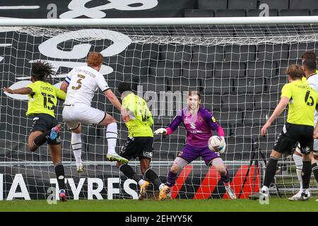 MILTON KEYNES, ENGLAND. FEB 20th: Peter Kioso punktet für Northampton Town, um die Führung zu übernehmen, um es 3 - 2 gegen Milton Keynes Dons zu schaffen, während der Sky Bet League ein Spiel zwischen MK Dons und Northampton Town im Stadium MK, Milton Keynes am Samstag, 20th. Februar 2021. (Kredit: John Cripps - MI News) Kredit: MI Nachrichten & Sport /Alamy Live Nachrichten Stockfoto