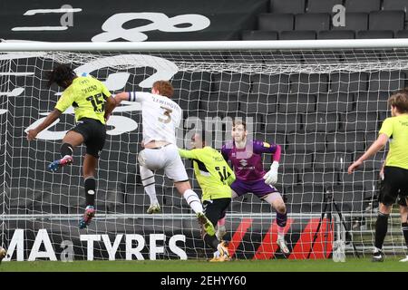 MILTON KEYNES, ENGLAND. FEB 20th: Peter Kioso punktet für Northampton Town, um die Führung zu übernehmen, um es 3 - 2 gegen Milton Keynes Dons zu schaffen, während der Sky Bet League ein Spiel zwischen MK Dons und Northampton Town im Stadium MK, Milton Keynes am Samstag, 20th. Februar 2021. (Kredit: John Cripps - MI News) Kredit: MI Nachrichten & Sport /Alamy Live Nachrichten Stockfoto