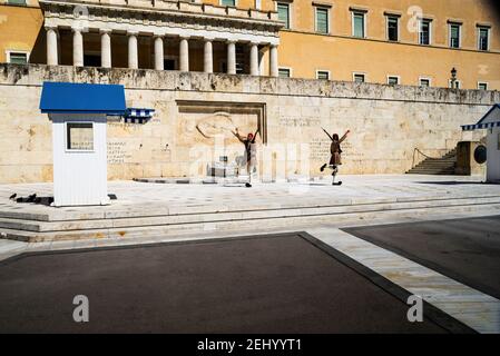 Denkmal des unbekannten Soldaten und neoklassizistisches griechisches Parlament auf dem Syntagma-Platz in Athen, bewacht von den Evzones der Präsidentengarde. Stockfoto