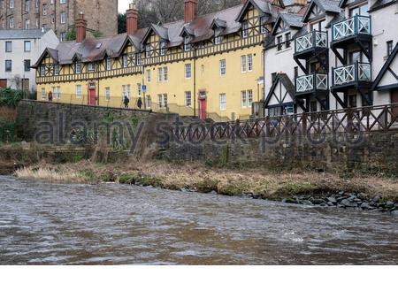 Edinburgh, Schottland, Großbritannien. Februar 2021, 20th. Langweilig mit Regen entlang der beliebten Wasser von Leith Weg scheitert an Menschen genießen die Natur abzuschrecken. Gesehen hier im historischen Dean Village. Kredit: Craig Brown/Alamy Live Nachrichten Stockfoto