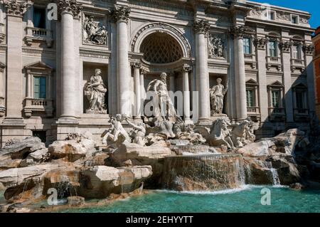 Der Trevi-Brunnen in Rom zeigt atemberaubende barocke Architektur und fließende Gewässer an einem sonnigen Tag, Italien Stockfoto