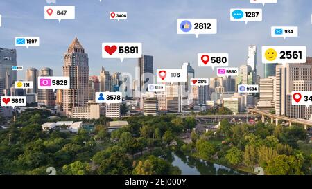 Social Media-Symbole fliegen über Stadt Innenstadt zeigt Menschen Engagement Verbindung über soziale Netzwerk-Anwendungsplattform . Konzept für Online Stockfoto