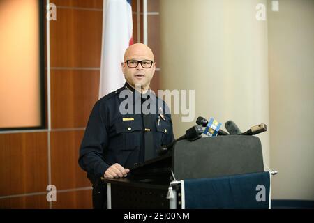 Dallas, Texas, USA. Februar 2021, 19th. Dallas TX Polizeichef EDDIE GARCIA spricht mit den Medien über einen Vorfall, bei dem zwei Offiziere erschossen wurden, als sie am Donnerstag, den 2.-18.2021, einen Anruf bei einer Störung der Familie in East Dallas beantworteten.Sergio Sanchez, 57, Auf die Polizei gefeuert, als sie gegen 11 Uhr am Donnerstag in seinem Haus in der 5300 Block Bonita Avenue, in der Nähe der North Henderson Avenue und Central Expressway.Sanchez und seine Frau, 31-jährige April Lachelle Sanchez, Wurden beide tot von offensichtlichen Schussverletzungen gefunden, als SWAT-Offiziere das Haus im alten Osten Dallas gegen 1:30 Uhr am Donnerstag betraten.GARCIA hat Stockfoto