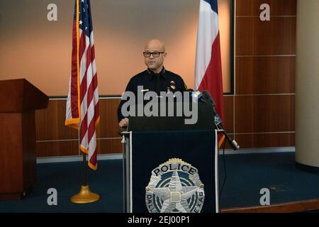 Dallas, Texas, USA. Februar 2021, 19th. Dallas TX Polizeichef EDDIE GARCIA spricht mit den Medien über einen Vorfall, bei dem zwei Offiziere erschossen wurden, als sie am Donnerstag, den 2.-18.2021, einen Anruf bei einer Störung der Familie in East Dallas beantworteten.Sergio Sanchez, 57, Auf die Polizei gefeuert, als sie gegen 11 Uhr am Donnerstag in seinem Haus in der 5300 Block Bonita Avenue, in der Nähe der North Henderson Avenue und Central Expressway.Sanchez und seine Frau, 31-jährige April Lachelle Sanchez, Wurden beide tot von offensichtlichen Schussverletzungen gefunden, als SWAT-Offiziere das Haus im alten Osten Dallas gegen 1:30 Uhr am Donnerstag betraten.GARCIA hat Stockfoto