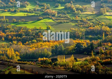 Wunderschöne Herbstlandschaft mit lebhaftem Laub und sanften Hügeln in ruhiger Landschaft, Auvergne-Rhone-Alpes, Frankreich Stockfoto
