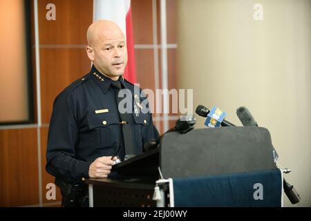 Dallas, Texas, USA. Februar 2021, 19th. Dallas TX Polizeichef EDDIE GARCIA spricht mit den Medien über einen Vorfall, bei dem zwei Offiziere erschossen wurden, als sie am Donnerstag, den 2.-18.2021, einen Anruf bei einer Störung der Familie in East Dallas beantworteten.Sergio Sanchez, 57, Auf die Polizei gefeuert, als sie gegen 11 Uhr am Donnerstag in seinem Haus in der 5300 Block Bonita Avenue, in der Nähe der North Henderson Avenue und Central Expressway.Sanchez und seine Frau, 31-jährige April Lachelle Sanchez, Wurden beide tot von offensichtlichen Schussverletzungen gefunden, als SWAT-Offiziere das Haus im alten Osten Dallas gegen 1:30 Uhr am Donnerstag betraten.GARCIA hat Stockfoto