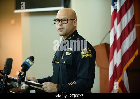 Dallas, Texas, USA. Februar 2021, 19th. Dallas TX Polizeichef EDDIE GARCIA spricht mit den Medien über einen Vorfall, bei dem zwei Offiziere erschossen wurden, als sie am Donnerstag, den 2.-18.2021, einen Anruf bei einer Störung der Familie in East Dallas beantworteten.Sergio Sanchez, 57, Auf die Polizei gefeuert, als sie gegen 11 Uhr am Donnerstag in seinem Haus in der 5300 Block Bonita Avenue, in der Nähe der North Henderson Avenue und Central Expressway.Sanchez und seine Frau, 31-jährige April Lachelle Sanchez, Wurden beide tot von offensichtlichen Schussverletzungen gefunden, als SWAT-Offiziere das Haus im alten Osten Dallas gegen 1:30 Uhr am Donnerstag betraten.GARCIA hat Stockfoto