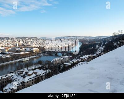 Ein Blick von der würzburger Burg auf die Stadt in Winter Stockfoto