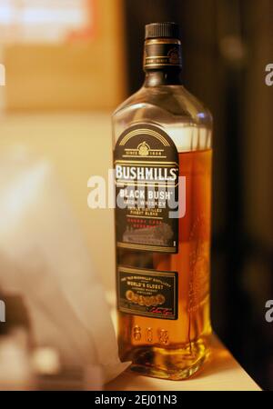 CHISINAU, MOLDOCA - 19. FEBRUAR 2021: Flasche Bushmills Original irischer Whiskey, ein Produkt der Old Bushmills Distillery gegründet 1608, heute im Besitz von Stockfoto