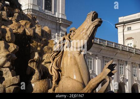 Der Residenzbrunnen am Residenzplatz in der Altstadt von Salzburg, Österreich Stockfoto