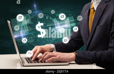 Business Hand arbeiten an der Börse mit Dollar-Symbole kommen Aus dem Laptop-Bildschirm Stockfoto