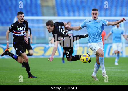 Rom, Italien. Februar 2021, 20th. Adam Marusic von Lazio (R) und Adrien Silva von Sampdoria (C) in Aktion während der italienischen Meisterschaft Serie EIN Fußballspiel zwischen SS Lazio und UC Sampdoria am 20. Februar 2021 im Stadio Olimpico in Rom, Italien - Foto Federico Proietti/DPPI/LiveMedia/Sipa USA Kredit: SIPA USA/Alamy Live News Stockfoto