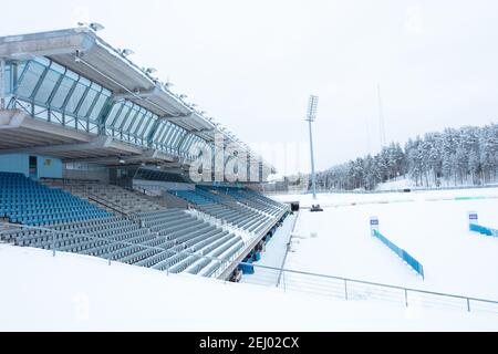 Lahti, Finnland, 14. Februar 2021 Sportstadionstände. Winteransicht des Skistadions. Hochwertige Fotos Stockfoto