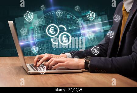 Business Hand arbeiten an der Börse mit Exchange-Symbole kommen Aus dem Laptop-Bildschirm Stockfoto