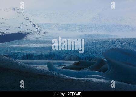 Viele Gletscher treiben und treiben auf dem ruhigen Fjallsarlon Glacier Lake in Island. Stockfoto