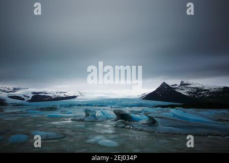 Viele Gletscher treiben und treiben auf dem ruhigen Fjallsarlon Glacier Lake in Island. Stockfoto