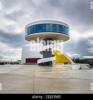 Farbenfrohe Gebäude des Oscar Niemeyer International Cultural Centre Complex an der Mündung von Avils, Asturien, Spanien. Stockfoto