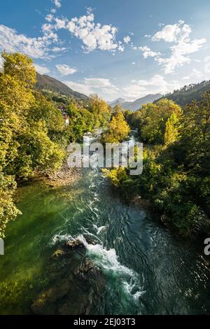 Wunderschöne herbstliche Landschaft mit dem Fluss Sella in Cangas de Onin, Asturien, Spanien. Stockfoto