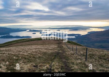 Blick von Beinn Dubh über Loch Lomond nach Sonnenaufgang in den schottischen Highlands. Stockfoto