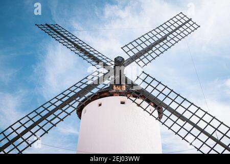 Detail der alten weißen Windmühle gegen einen blauen Himmel in Campo de Criptana, Kastilien la Mancha, Spanien. Stockfoto