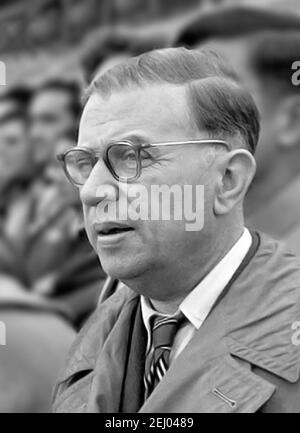 Jean-Paul Sartre. Porträt des französischen Schriftstellers und Philosophen Jean-Paul Charles Aymard Sartre (1905-1980), Peking, 1955 Stockfoto