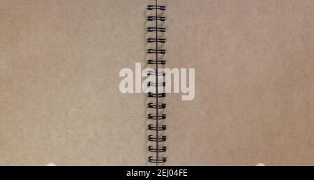 Notizbuch aus braunem Pappring Stockfoto