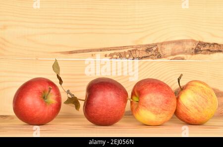 Mehrere reife frisch duftende leckere Jonagold Äpfel, auf einem Hintergrund aus natürlichem Holz. Stockfoto