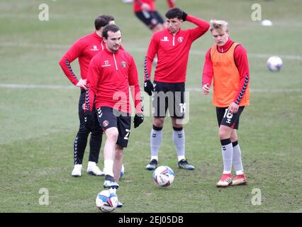 Charlton Athletic's Liam Millar, Conor Washington, Albie Morgan und Matthew Smith wärmen sich vor dem Anpfiff während des Sky Bet League One Spiels im Highbury Stadium, Fleetwood. Bilddatum: Samstag, 20. Februar 2021. Stockfoto