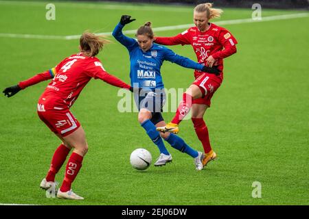 Eskilstuna, Schweden. Februar 2021, 20th. Fanny Andersson (#22 Eskilstuna), Nathalie Hoff Persson (#5 Orebro) und Frida Abrahamsson (#4 Orebro) in einem Kampf während der Vorsaison Spiel zwischen Eskilstuna und Orebro in Tunavallen in Eskilstuna, Schweden Kredit: SPP Sport Pressefoto. /Alamy Live Nachrichten Stockfoto